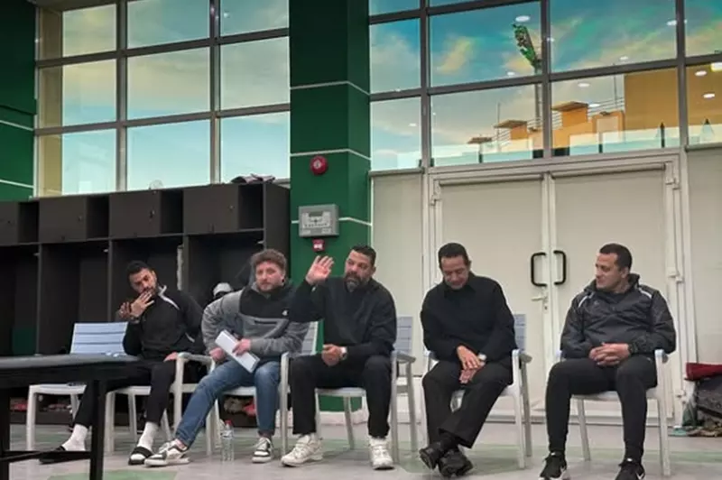 عبد الظاهر السقا مشرفًا على فريق الكرة بالاتحاد السكندري 